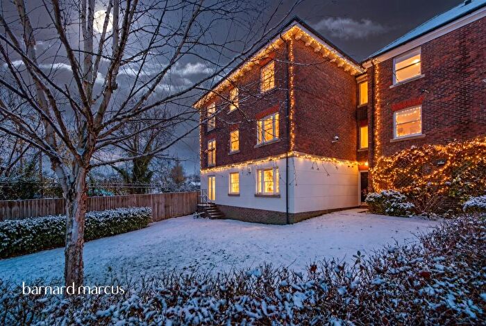 2 Bedroom Flat For Sale In Station Road North, Merstham, Redhill, RH1