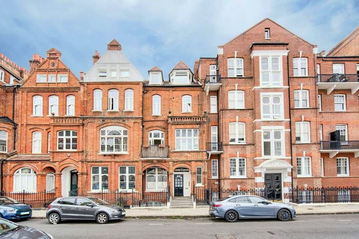 1 Bedroom Flat For Sale In Challoner Street, Barons Court, London, W14
