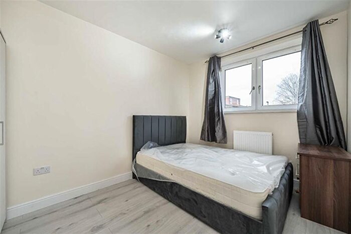 3 Bedroom Flat To Rent In Dennett's Road, London, SE14
