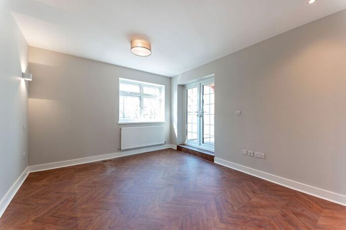 1 Bedroom Flat To Rent In High Street, Shepperton, TW17