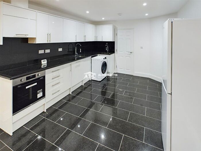 2 Bedroom Flat To Rent In Green Lane, London, NW4