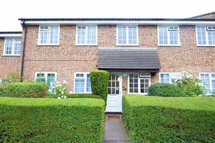 1 Bedroom Flat To Rent In Minstrel Gardens, Surbiton, KT5