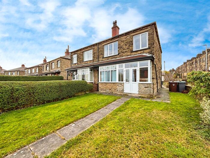 3 Bedroom Semi-Detached House For Sale In Briarwood Drive, Bradford, BD6
