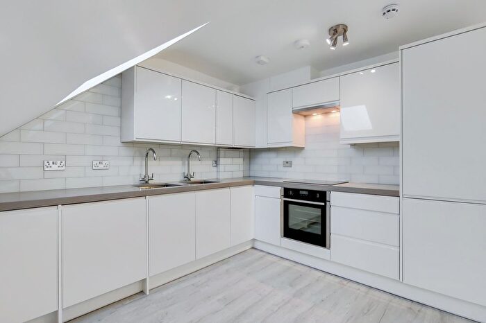 2 Bedroom Flat To Rent In Ravenshcroft Avenue, London, NW11