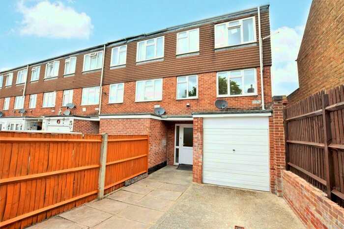 4 Bedroom End Of Terrace House To Rent In Spring Terrace, Reading, Berkshire, RG2
