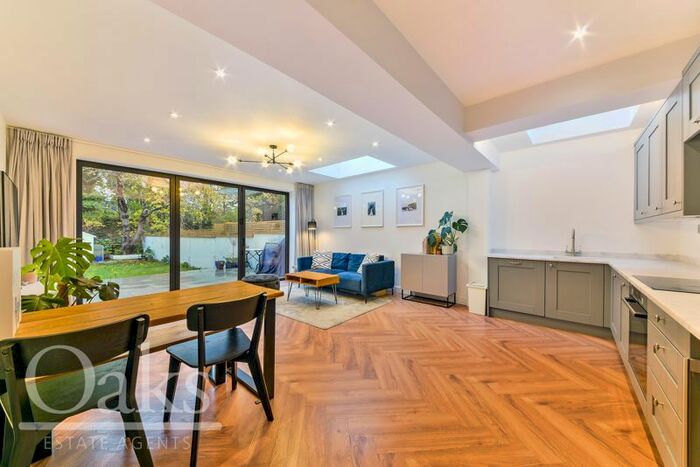 3 Bedroom Flat To Rent In Gleneagle Road, London, SW16