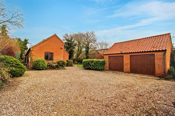 4 Bedroom Detached Bungalow For Sale In Blacksmiths Lane, Erpingham, NR11