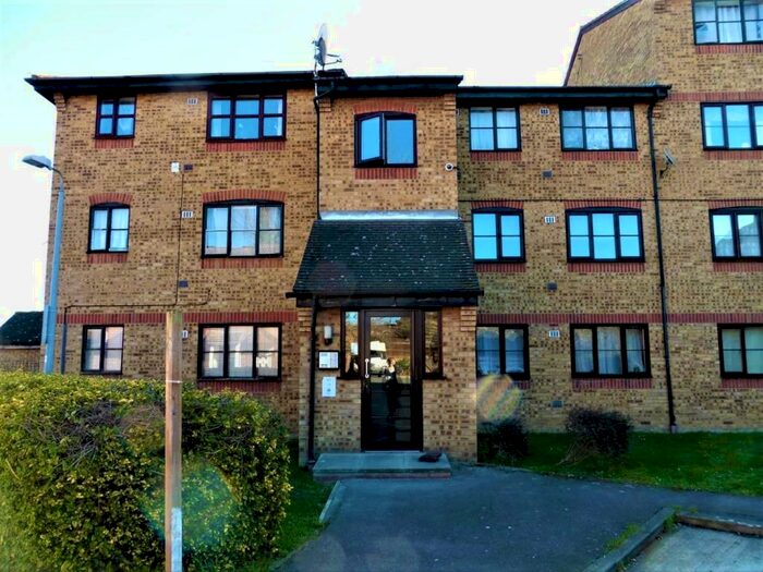 2 Bedroom Flat To Rent In Trefoil House, Crest Avenue, Grays, RM17