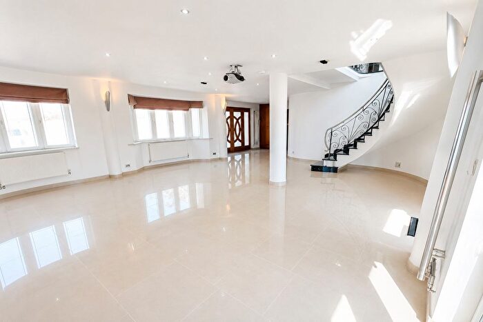 6 Bedroom Property To Rent In College Road, Hoddesdon, EN11