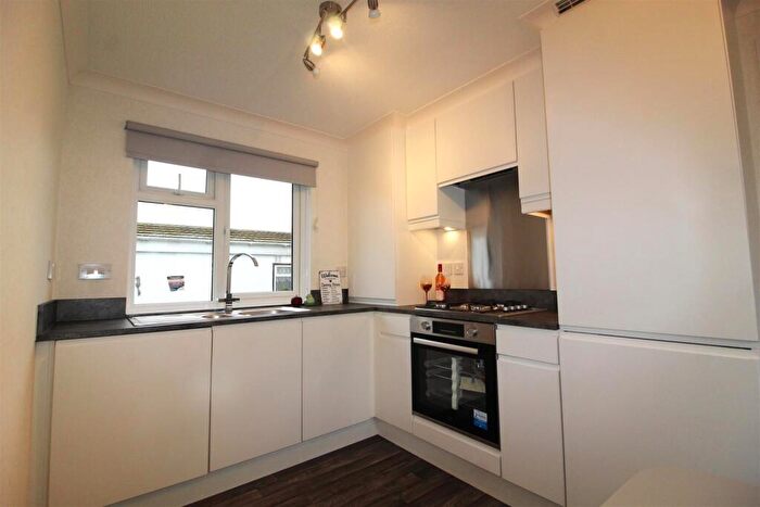 2 Bedroom Mobile Home For Sale In Arkley Park, Barnet ROa, EN5
