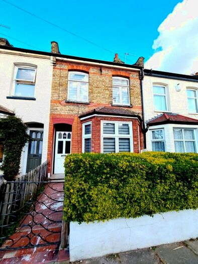 5 Bedroom Detached House To Rent In Millais Road, Enfield EN1