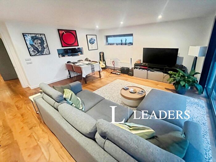 3 Bedroom Flat To Rent In Palmeira Avenue, Hove, East Sussex, BN3