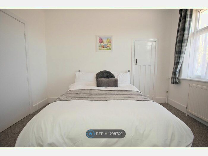 3 Bedroom Flat To Rent In Princes Court, Bournemouth, BH1