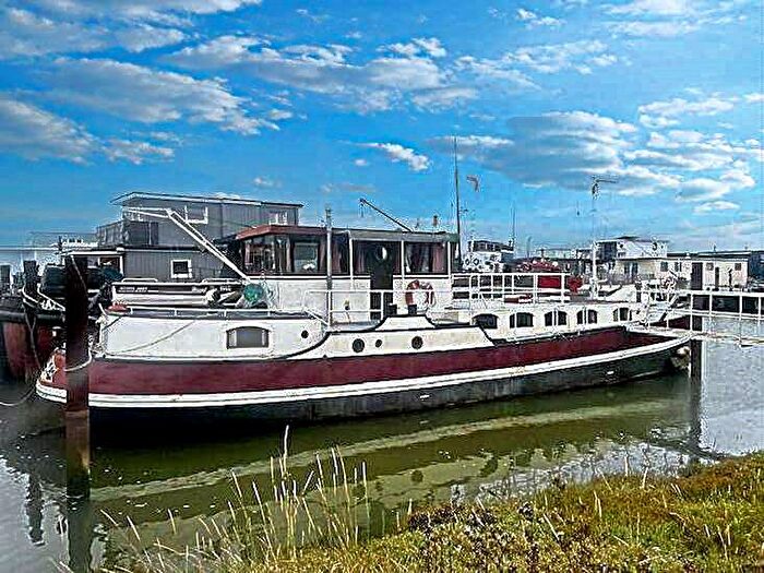 2 Bedroom Houseboat For Sale In Vicarage Lane, Port Werburgh, Rochester, ME3