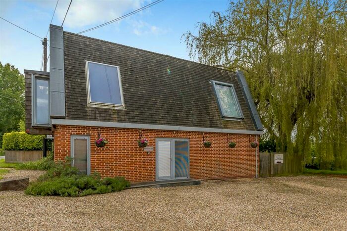 3 Bedroom Detached House For Sale In Willow Tree Barn On Semington Brook, Worton, SN10