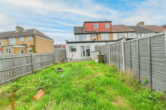3 Bedroom Flat To Rent In Roxeth Green Avenue, Harrow, HA2