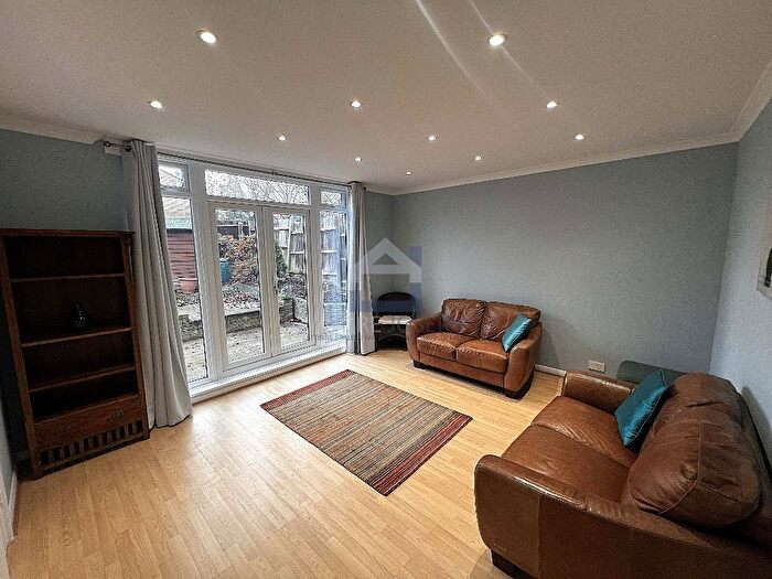 4 Bedroom End Of Terrace House To Rent In Manygates, Bedford Hill, Balham, London, SW12