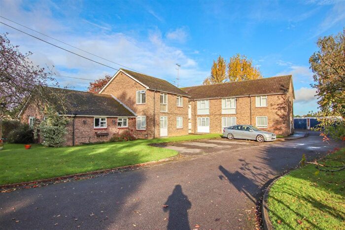 2 Bedroom Flat For Sale In Letty Green, Hertford, SG14