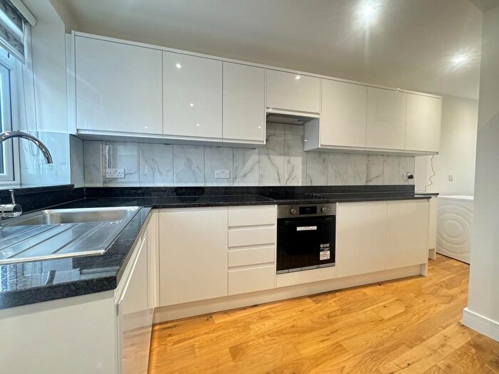 3 Bedroom Flat To Rent In Upsdell Avenue, Palmers Green, N13