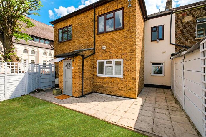 2 Bedroom Maisonette To Rent In Boundary Road, Walthamstow, E17