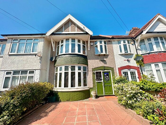 3 Bedroom Terraced House For Sale In Stradbroke Grove, Ilford, London, IG5