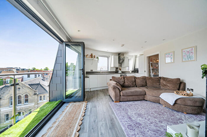 2 Bedroom Flat For Sale In College Place, Southampton, Hampshire, SO15
