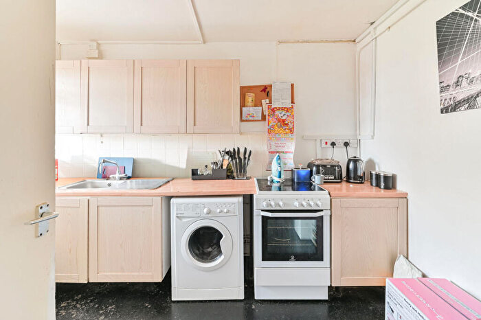 2 Bedroom Flat For Sale In Lowth Road, Camberwell, London, SE5