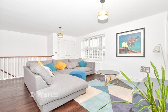 2 Bedroom Apartment For Sale In Clarence Way, Kings Hill, West Malling, Kent, ME19