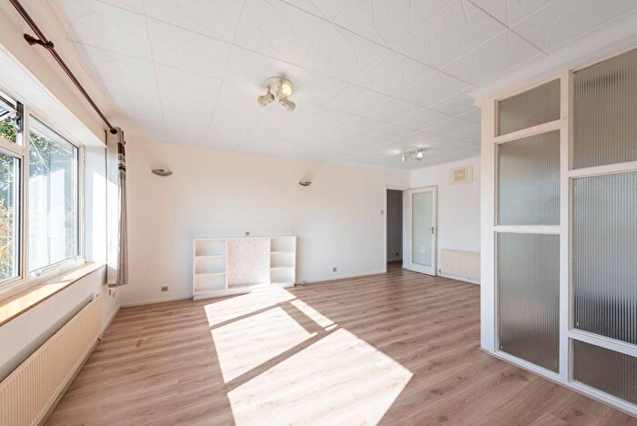 2 Bedroom Flat To Rent In Temple Close, Finchley, London, N3