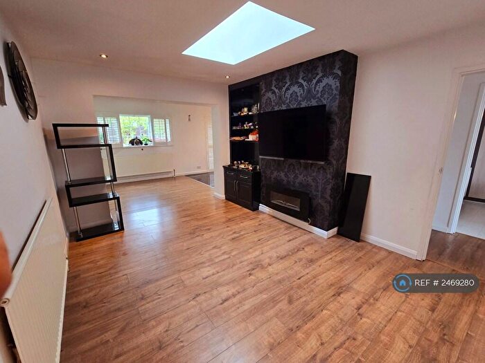 4 Bedroom Bungalow To Rent In Matlock Crescent, Luton, LU4