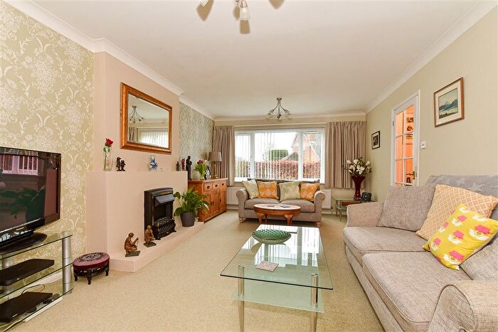 4 Bedroom Link Detached House For Sale In Beacon Walk, Tenterden, Kent, TN30