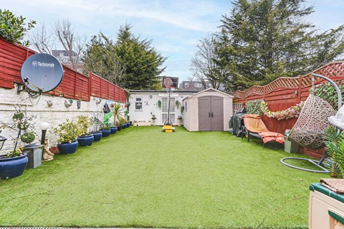 7 Bedroom Semi-Detached House For Sale In Friern Park, North Finchley, N12