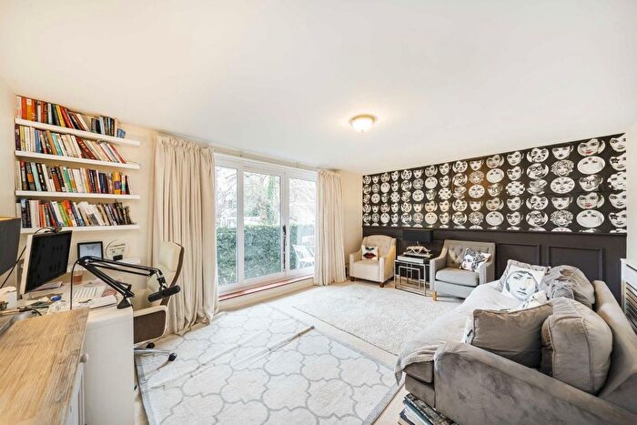 2 Bedroom Flat To Rent In Lansdowne Road, London, SW20