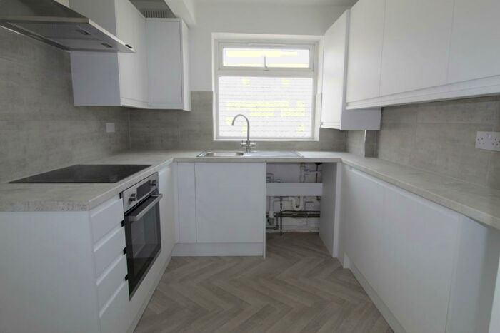 2 Bedroom Flat To Rent In Bargates, Christchurch, BH23