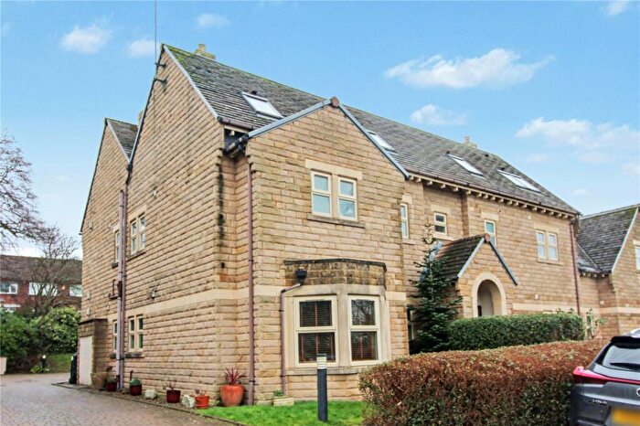 2 Bedroom Flat For Sale In Dunstarn Drive, Leeds, West Yorkshire, LS16
