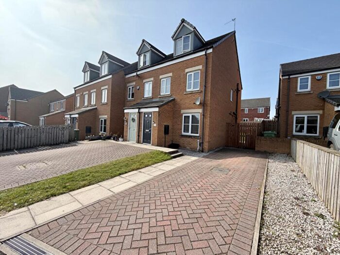 3 Bedroom End Of Terrace House For Sale In Sycamore Avenue, Whinmoor, Leeds, LS14