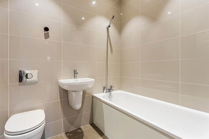1 Bedroom Flat To Rent In Woodstock Grove, London, W12