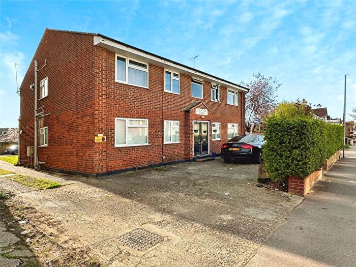 2 Bedroom Apartment For Sale In Gainsborough Drive, Westcliff-on-Sea, Essex, SS0