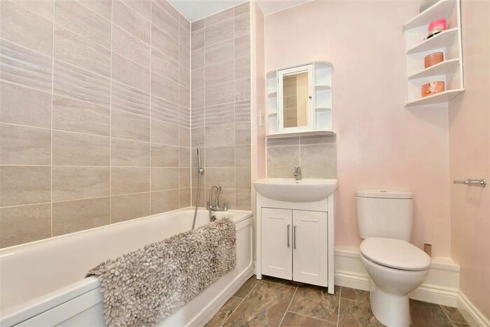2 Bedroom Flat For Sale In Charlotte Way, Leybourne, West Malling, Kent, ME19