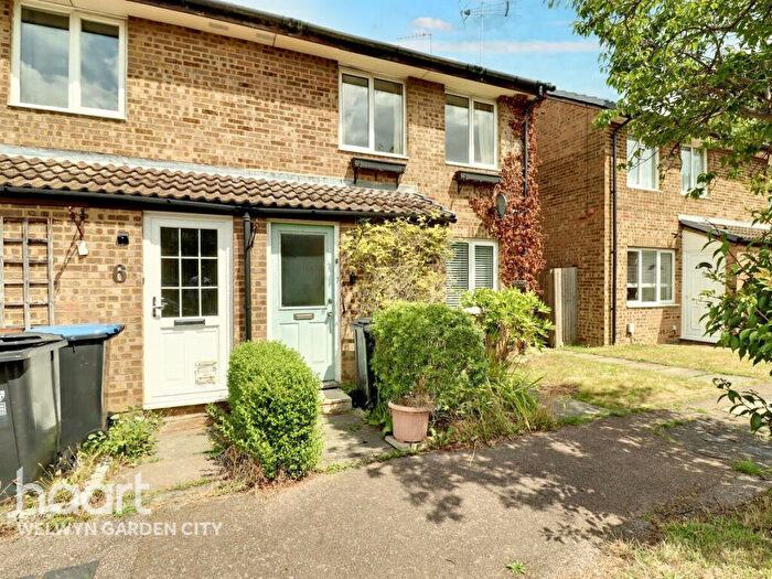 1 Bedroom Maisonette For Sale In Yew Grove, Welwyn Garden City, AL7