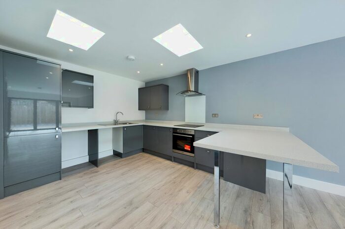 2 Bedroom Detached Bungalow To Rent In Horley, Surrey, RH6