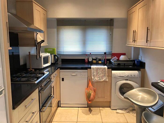 5 Bedroom Semi-Detached House To Rent In Hall Lane, London, NW4