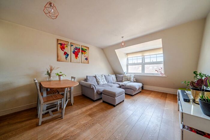 2 Bedroom Flat For Sale In Windmill Road, Brentford, London, TW8