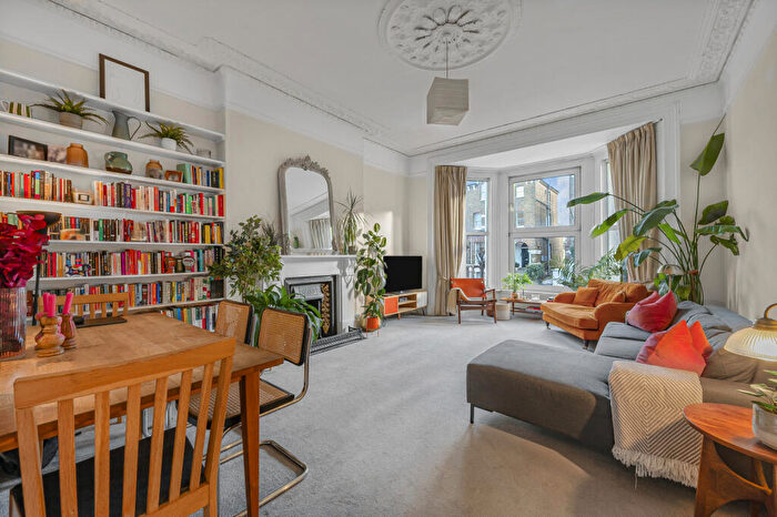 2 Bedroom Apartment For Sale In Lordship Park, London, N16