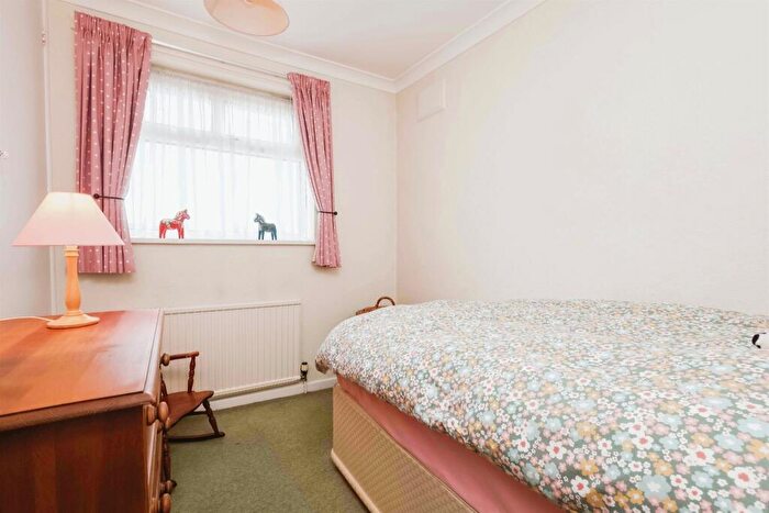 3 Bedroom Semi-Detached House For Sale In Woodford Avenue, Birmingham, B36