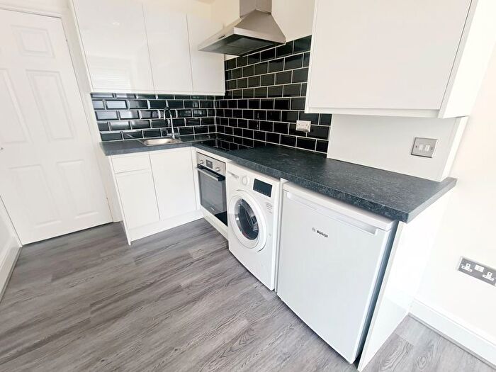 1 Bedroom Flat To Rent In Studio, Fountain Road, London, SW17