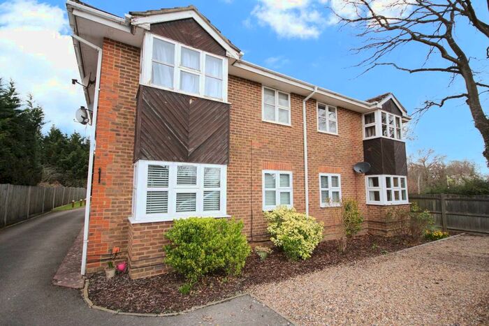1 Bedroom Flat To Rent In Fairway Court, Bracknell, RG42