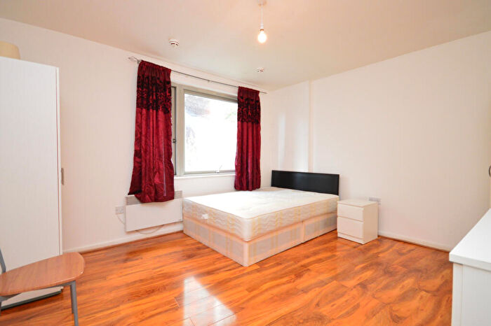 3 Bedroom Flat To Rent In Blackwall Way, Canary Wharf, E14