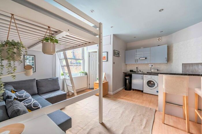 Studio To Rent In Craven Road, Lancaster Gate, London, W2