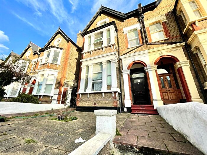 Apartment To Rent In Park Avenue, London, N22